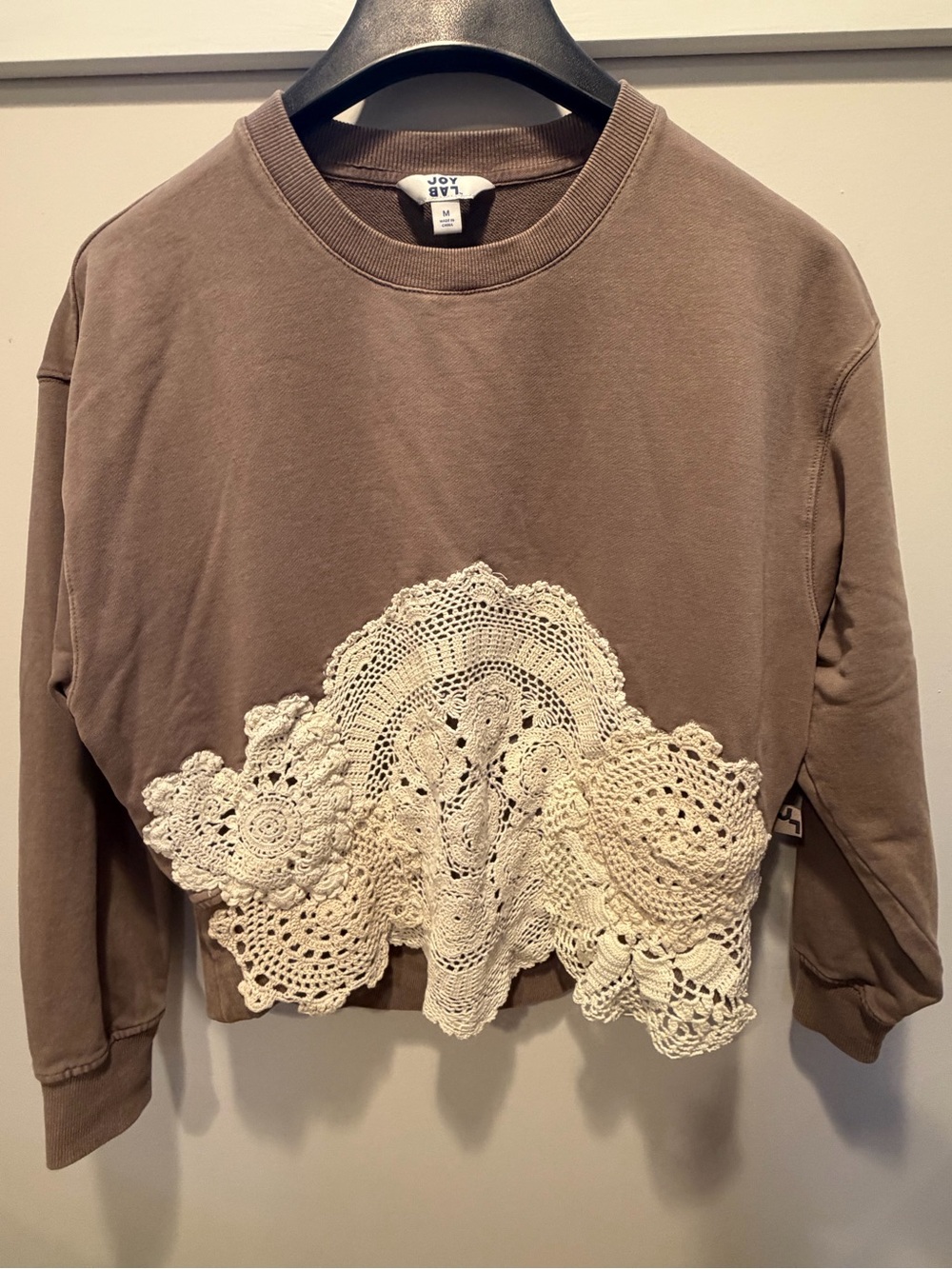 JoyLab Taupe Cropped Sweatshirt with Cream Crochet Appliqué